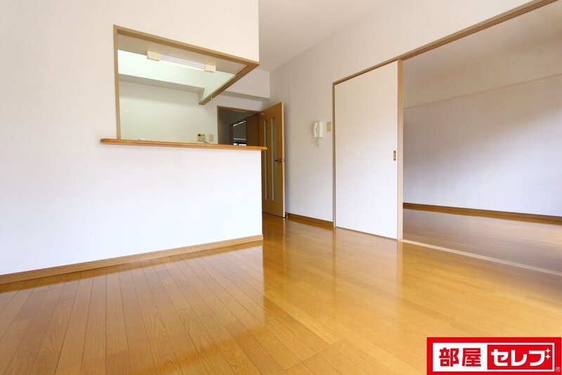 居室・リビング　２０２号室の写真を参照
