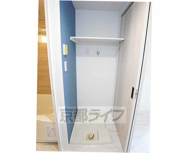 その他設備　洗濯機置場も室内で機能的な棚付です。