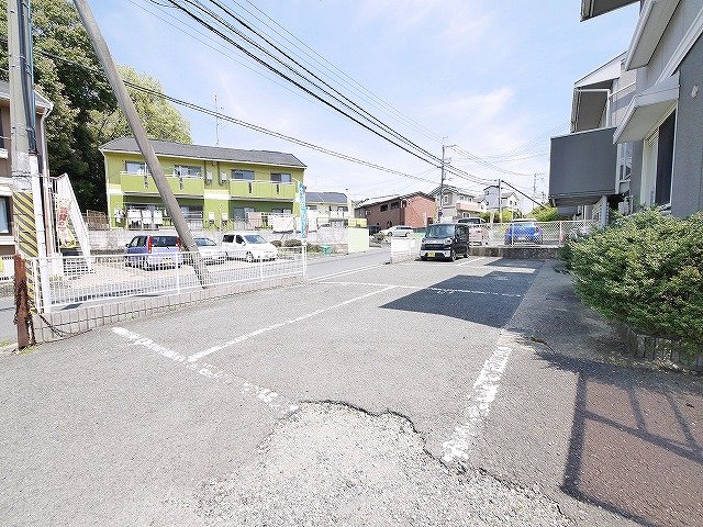 駐車場　駐車場があるので、車を買う予定の方も安心です