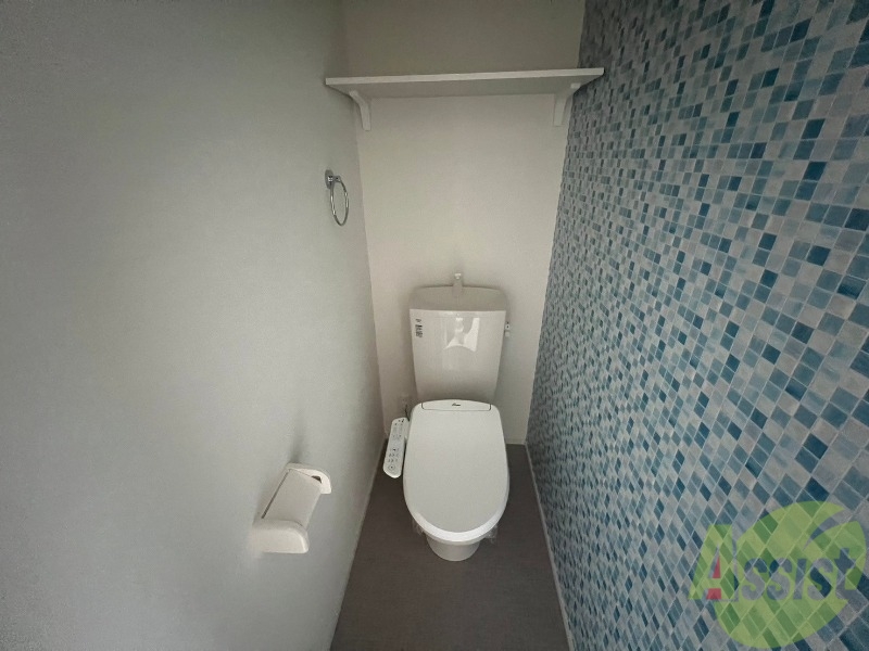 トイレ　素敵な壁紙のトイレです。温水洗浄便座付きなので快適です