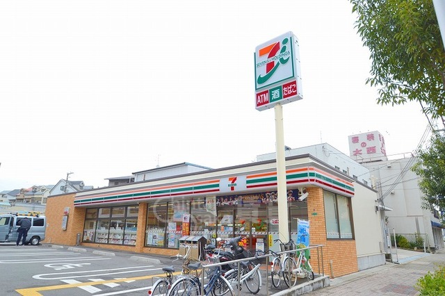 コンビニ　セブンイレブン　東三国御堂筋店（コンビニ）まで90m