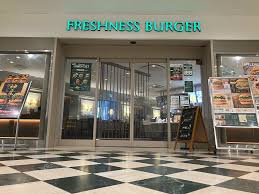 飲食店　フレッシュネスバーガー聖路加タワー店（飲食店）まで382m