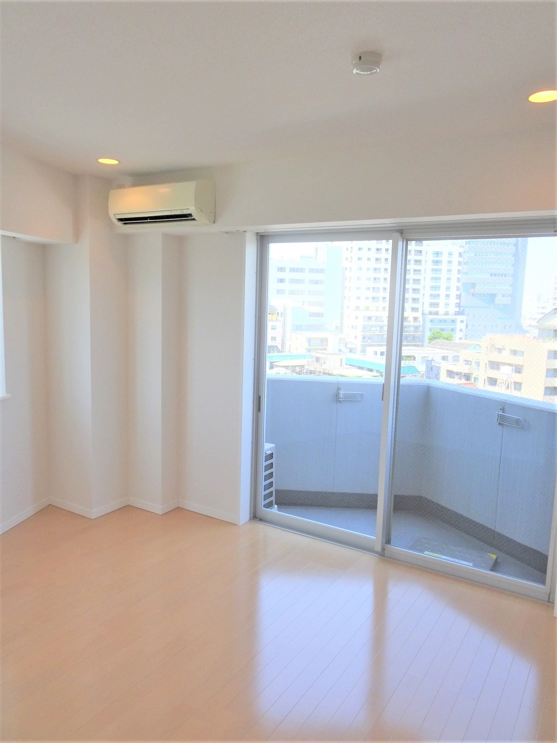 居室・リビング　明るい2面採光の角部屋です