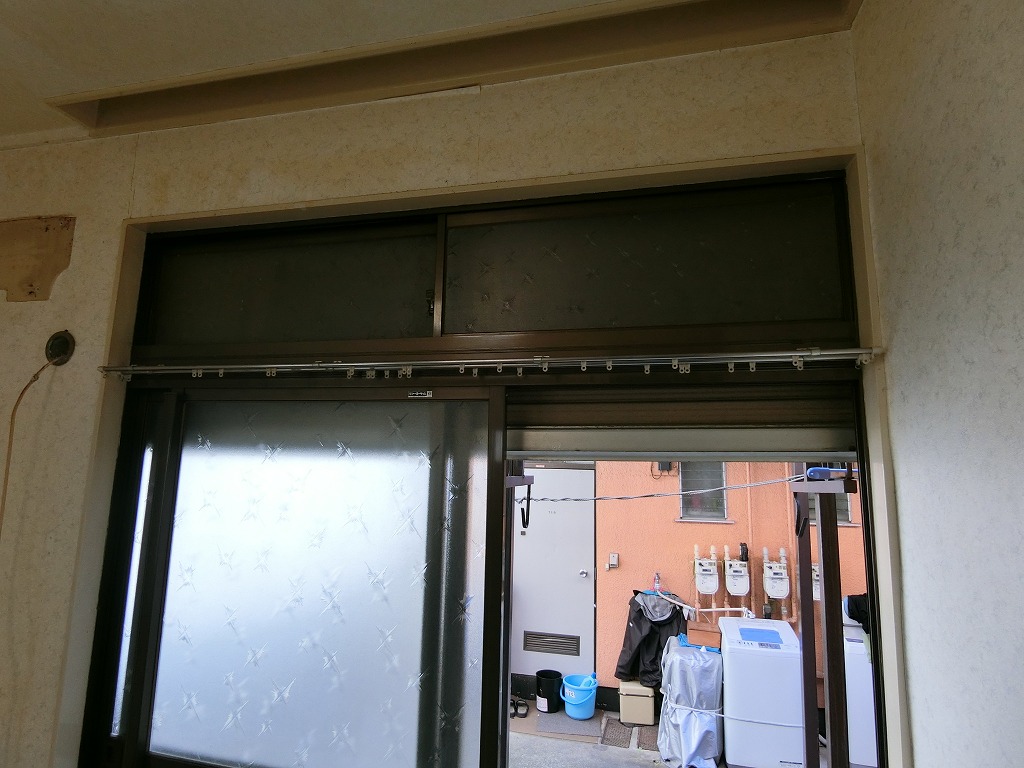 洗面設備　シャッター雨戸付き
