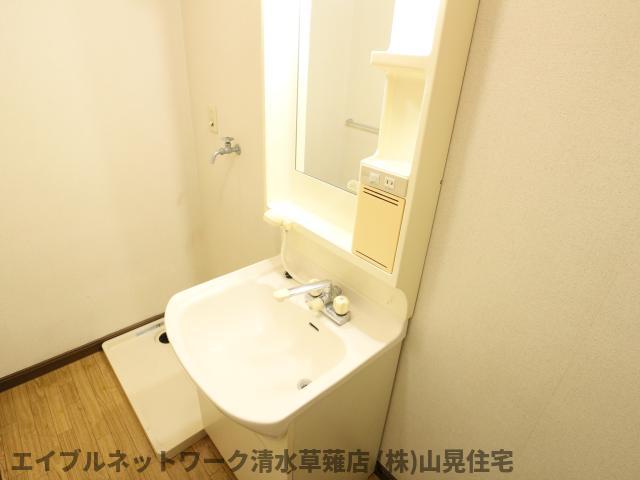 洗面設備　明るい洗面所です
