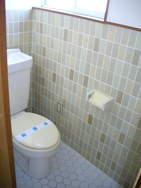 トイレ　窓付きで明るい洋式トイレ