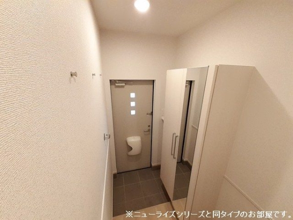 玄関　※参考写真　同建築メーカー施工の同間取完成他物件のものです。