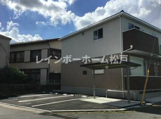 駐車場　駐車場があるので、車を買う予定の方も安心です