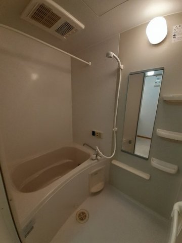 バス・シャワールーム　コンパクトで使いやすいお風呂です