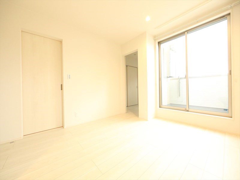 居室・リビング　ＬＤＫ8.8帖　システムキッチン　エアコン完備　バルコニー