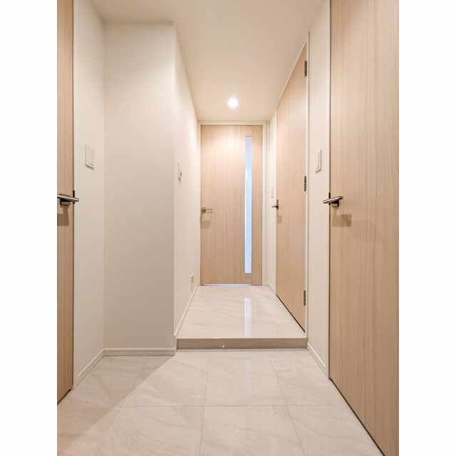 玄関　写真は同タイプ住居です。