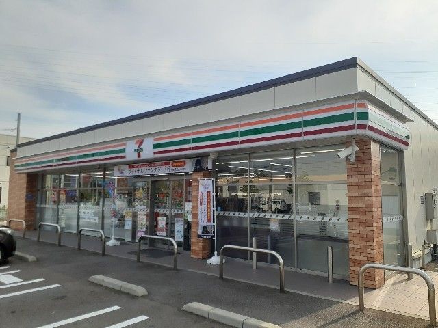 コンビニ　セブンイレブン富山経堂店（コンビニ）まで900m