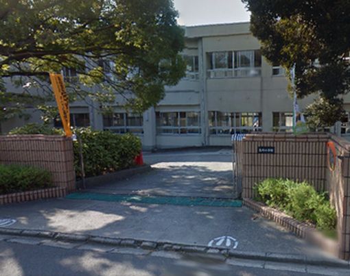 小学校　半田市立亀崎小学校（小学校）まで974m