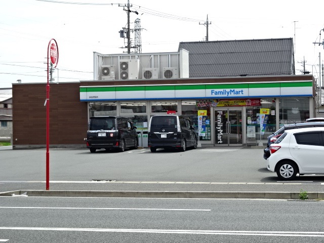 コンビニ　ファミリーマート（コンビニ）まで318m