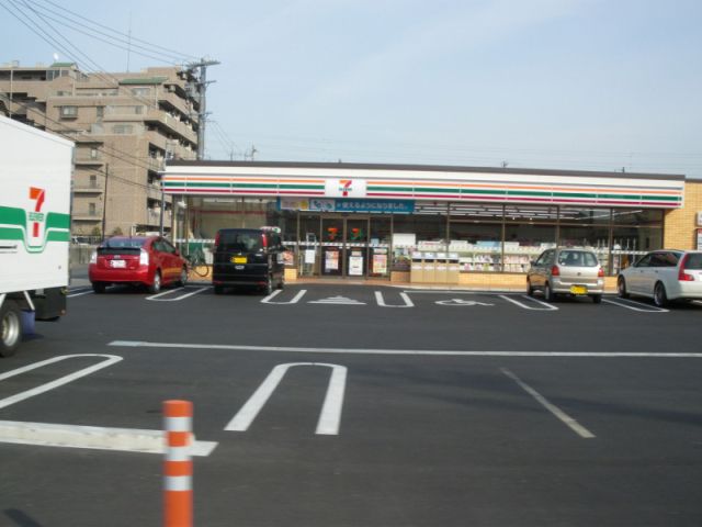 コンビニ　セブンイレブン（コンビニ）まで1300m