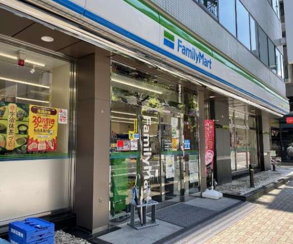 コンビニ　ファミリーマート日本橋小学校前店（コンビニ）まで19m