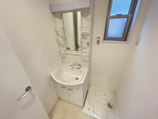 洗面設備　明るい洗面所です
