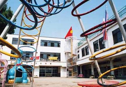 幼稚園・保育園　認定こども園源氏ケ丘幼稚園（幼稚園・保育園）まで371m
