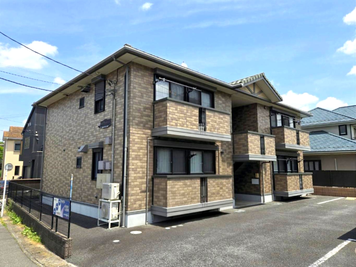 建物外観　人気のペット可物件！嬉しい無料物置付！設備充実の2LDK！