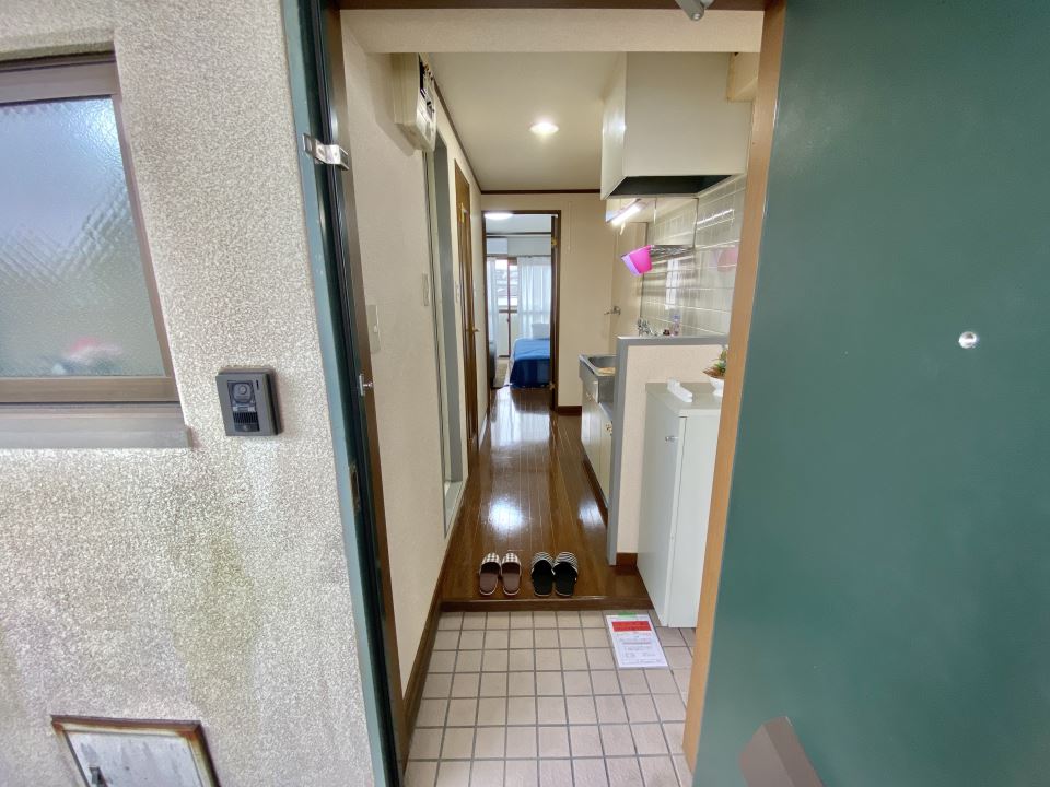 玄関　玄関から見た室内です