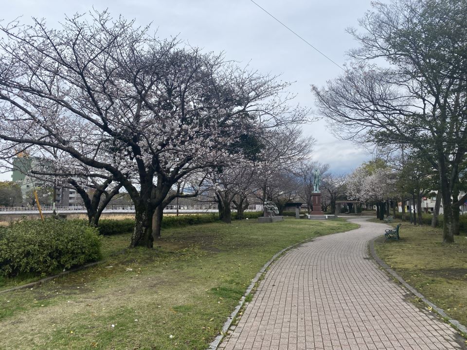 公園　甲突川右岸緑地（公園）まで60m