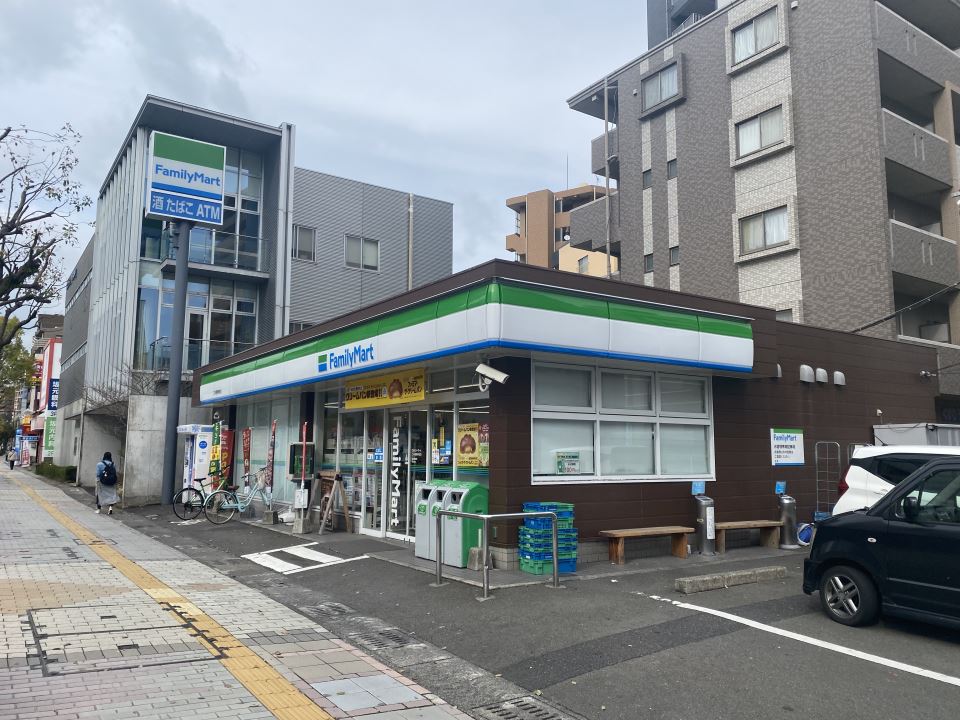 コンビニ　ファミリーマート二中通電停前店（コンビニ）まで350m