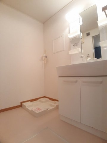 洗面設備　明るい洗面所です