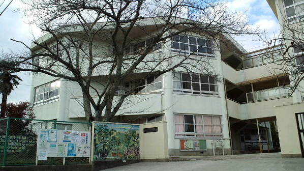 小学校　あやめ池小学校（小学校）まで806m