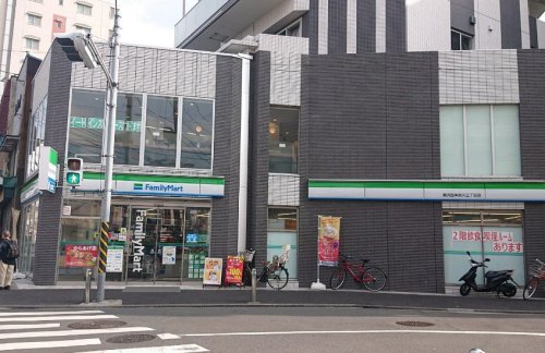 コンビニ　ファミリーマート 横浜西神奈川三丁目店（コンビニ）まで394m