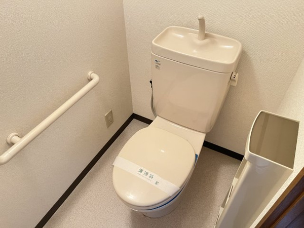 トイレ　落ち着いた色調のトイレです