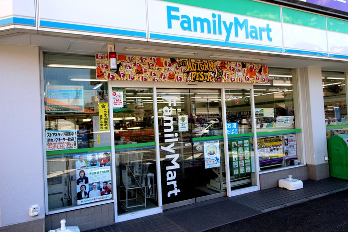 コンビニ　ファミリーマート（コンビニ）まで270m