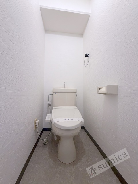 トイレ　人気アイテムの温水洗浄便座。清潔感のあるトイレです。