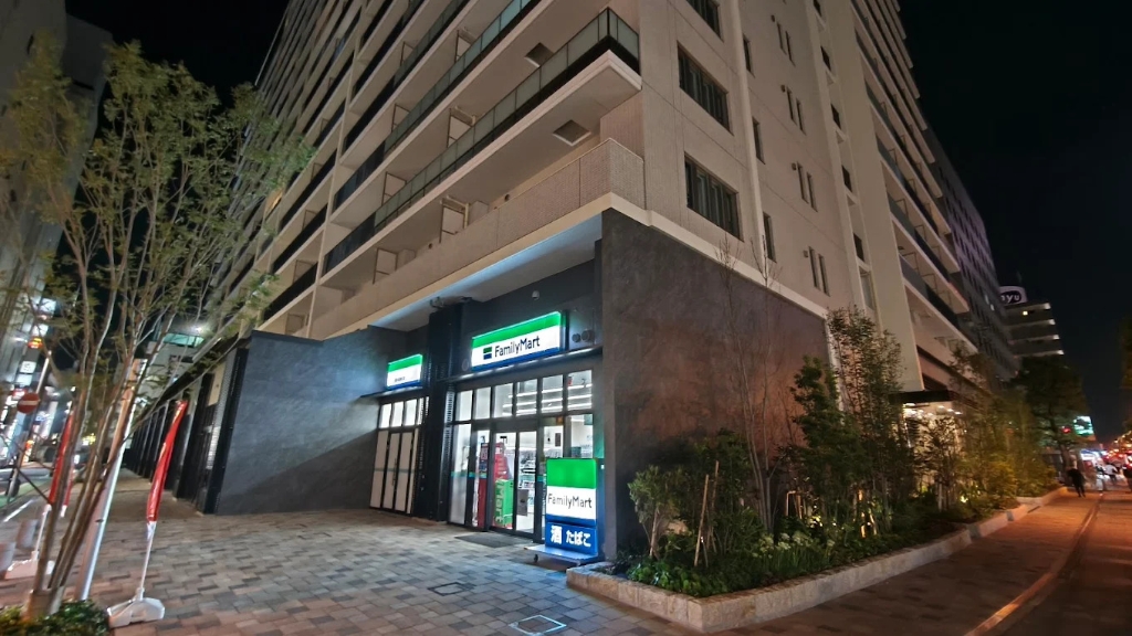 コンビニ　ファミリーマート 本厚木駅東口店（コンビニ）まで373m