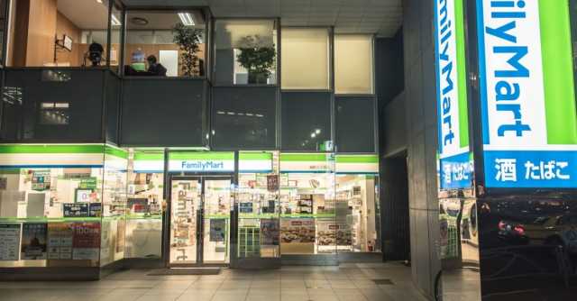 コンビニ　ファミリーマート麹町三丁目店（コンビニ）まで126m