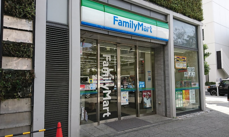 コンビニ　ファミリーマート 山下町南店（コンビニ）まで300m