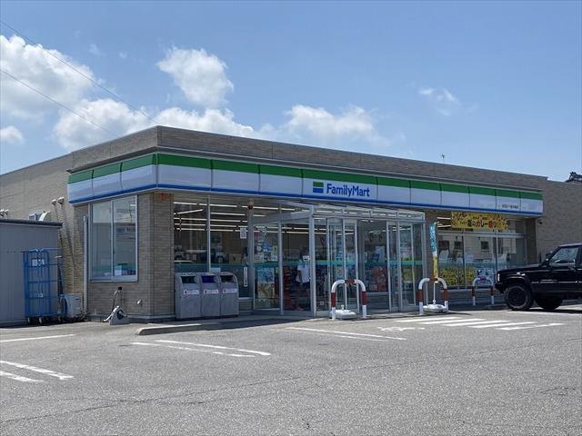 コンビニ　ファミリーマート（コンビニ）まで1135m