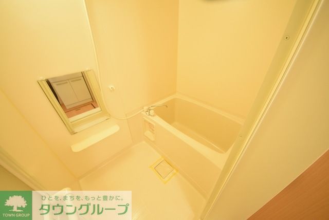 バス・シャワールーム　鏡付きバスルーム