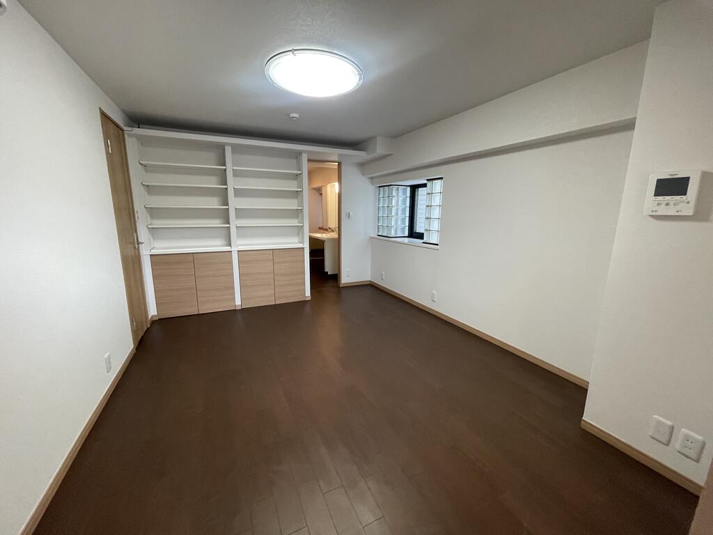 その他部屋・スペース　2階の8帖のお部屋には棚があります