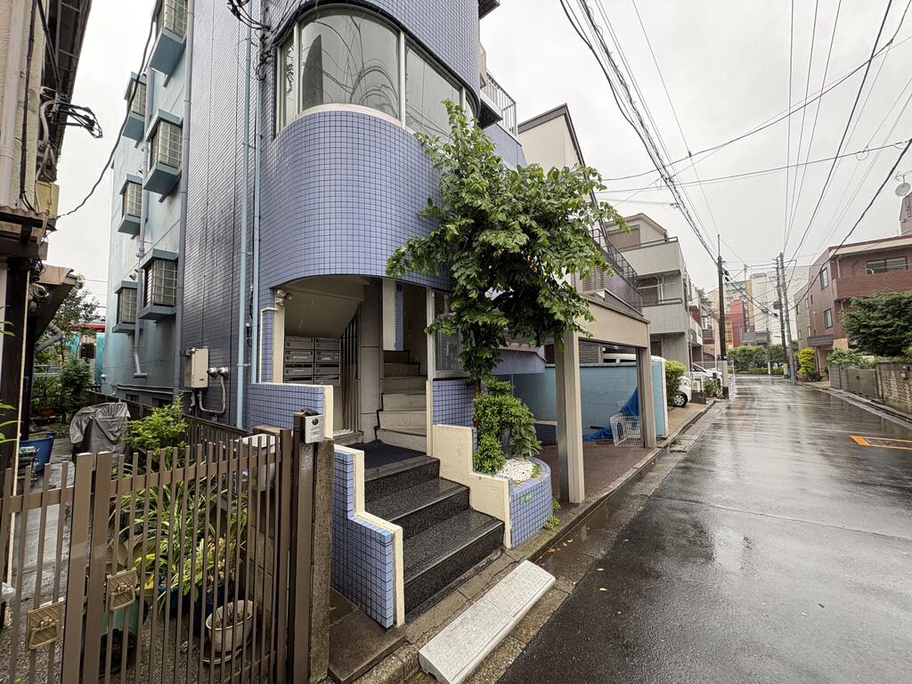 建物外観　青系のタイル張りの外観です
