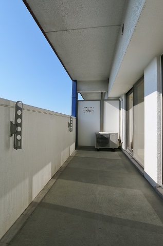 バルコニー　天気の良い日の洗濯物はこちらへ