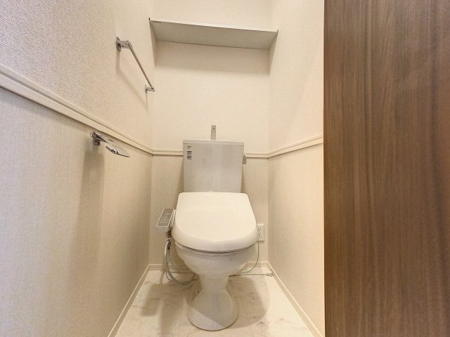 トイレ　掲載写真は同型の左右反転の部屋を掲載しております。仕様等が異