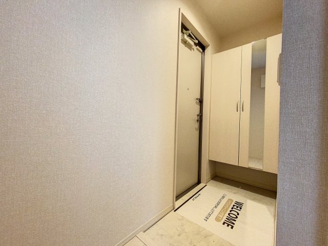 玄関　掲載写真は同型の左右反転の部屋を掲載しております。仕様等が異