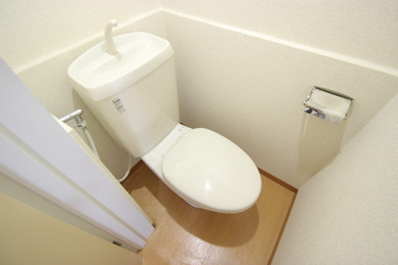トイレ　別号室の写真です。