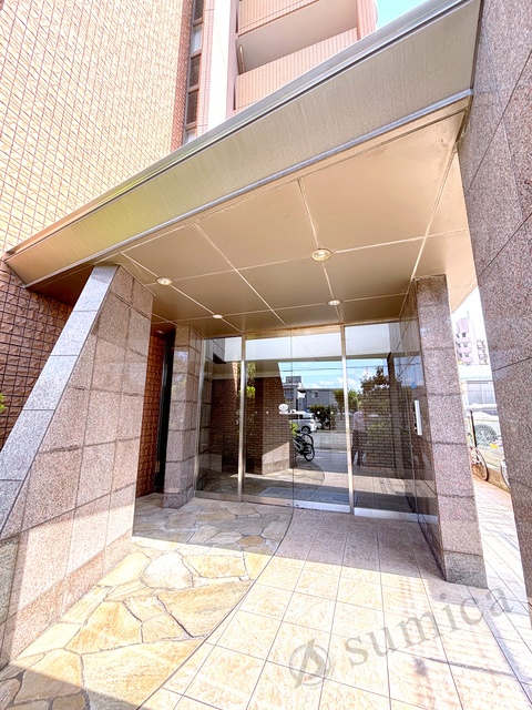 エントランス　落ち着いたエントランス。マンションを演出します。