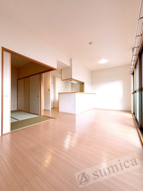 居室・リビング　内装は白を基調として建具とキッチンがグッと映えてます＾＾