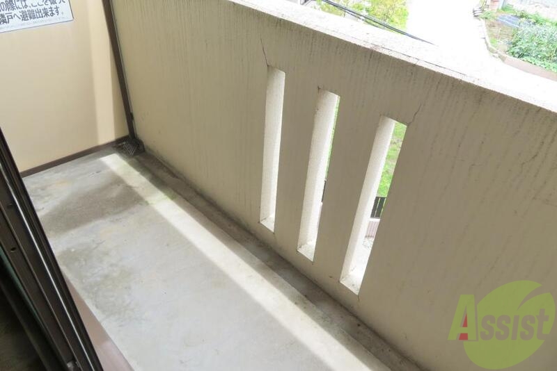 バルコニー　お天気の良い日は布団も干せてポカポカですね