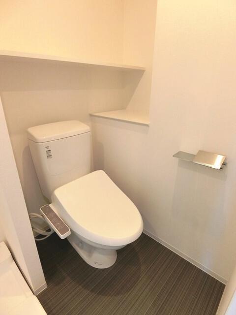 トイレ　落ち着いた色調のトイレです