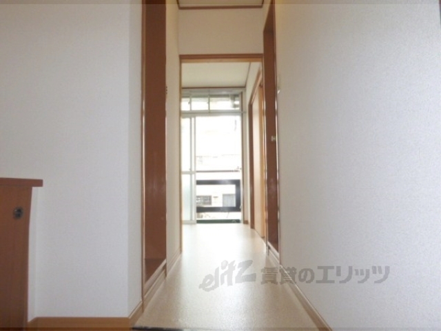 その他部屋・スペース　廊下を過ぎると広々としたキッチンです。