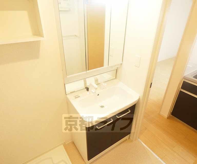 洗面設備　独立洗面台付きです。