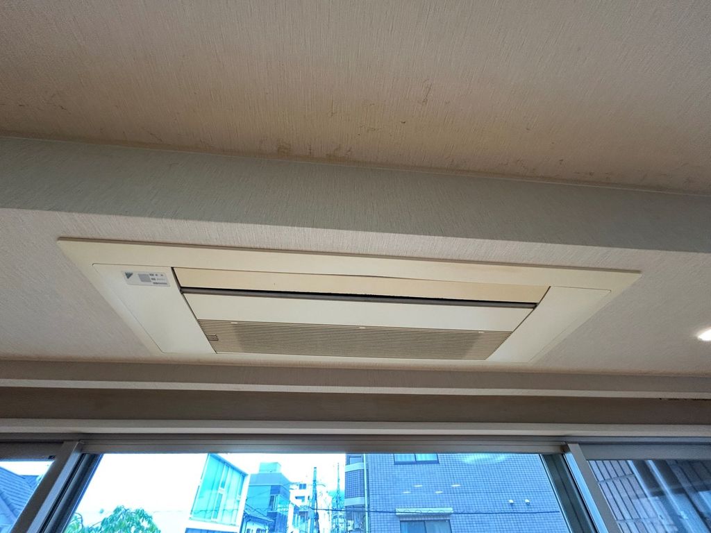 その他設備　リビング天井カセットエアコン